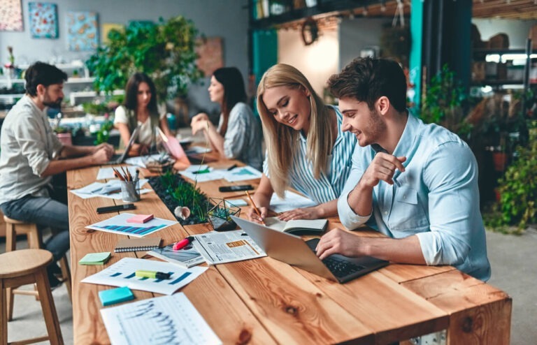 szczęście w pracy program wellbeing