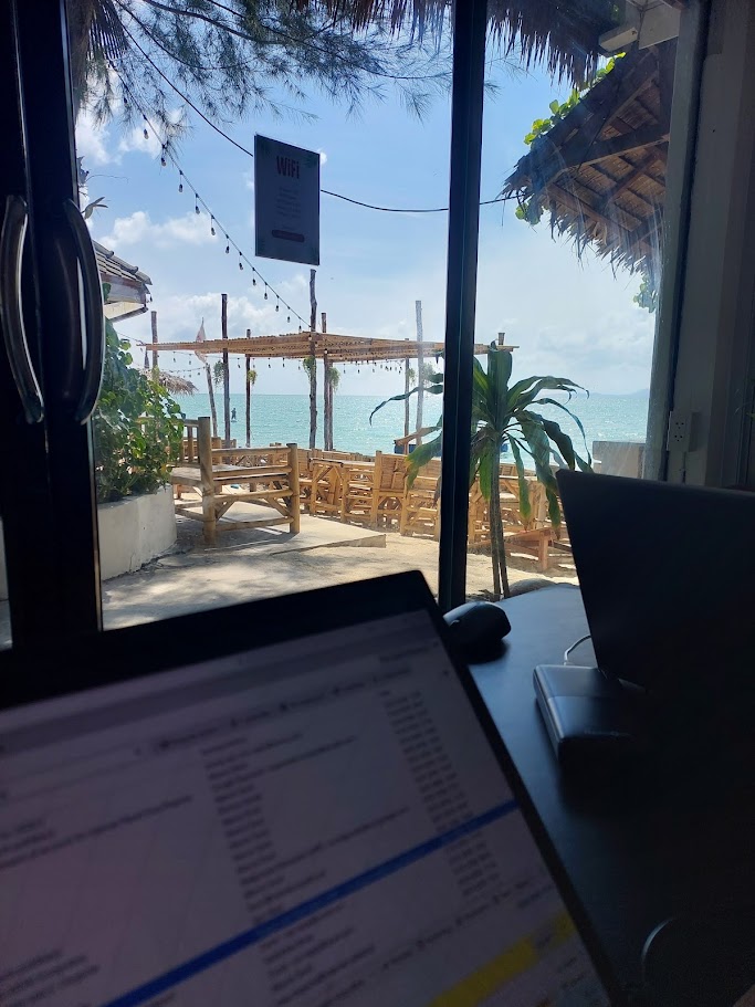 Coworking na KohPhangan z widokiem na morze