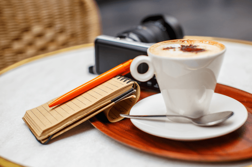 notes z haiku i filiżanka na stole
