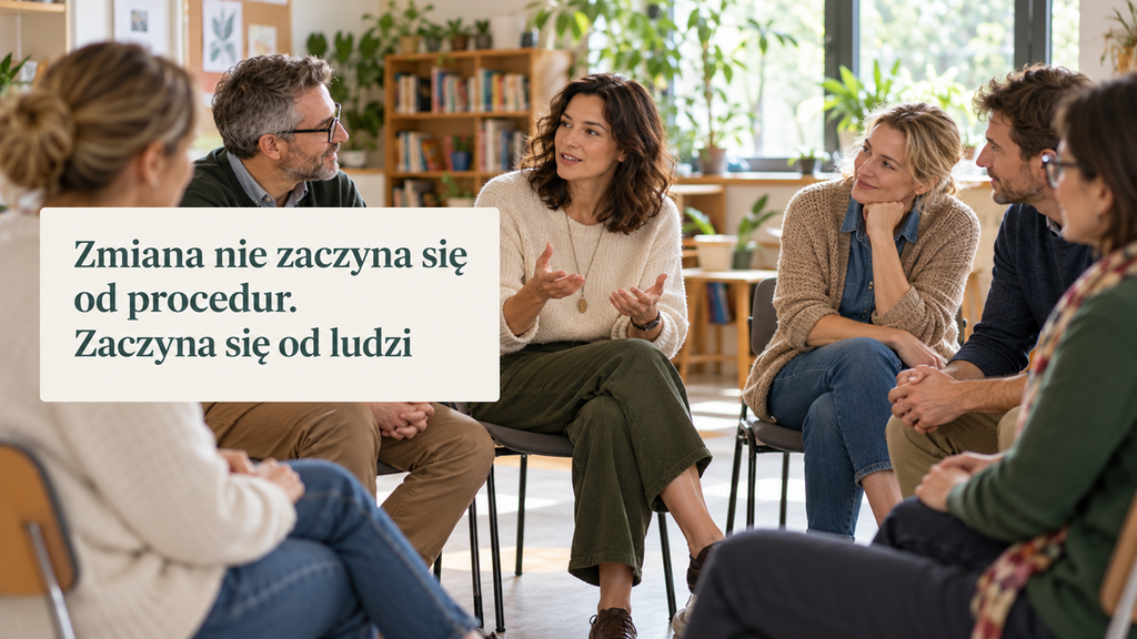zadowoleni nauczycieli na radzie pedagogicznej omawiają techniki psychologii pozytywnej